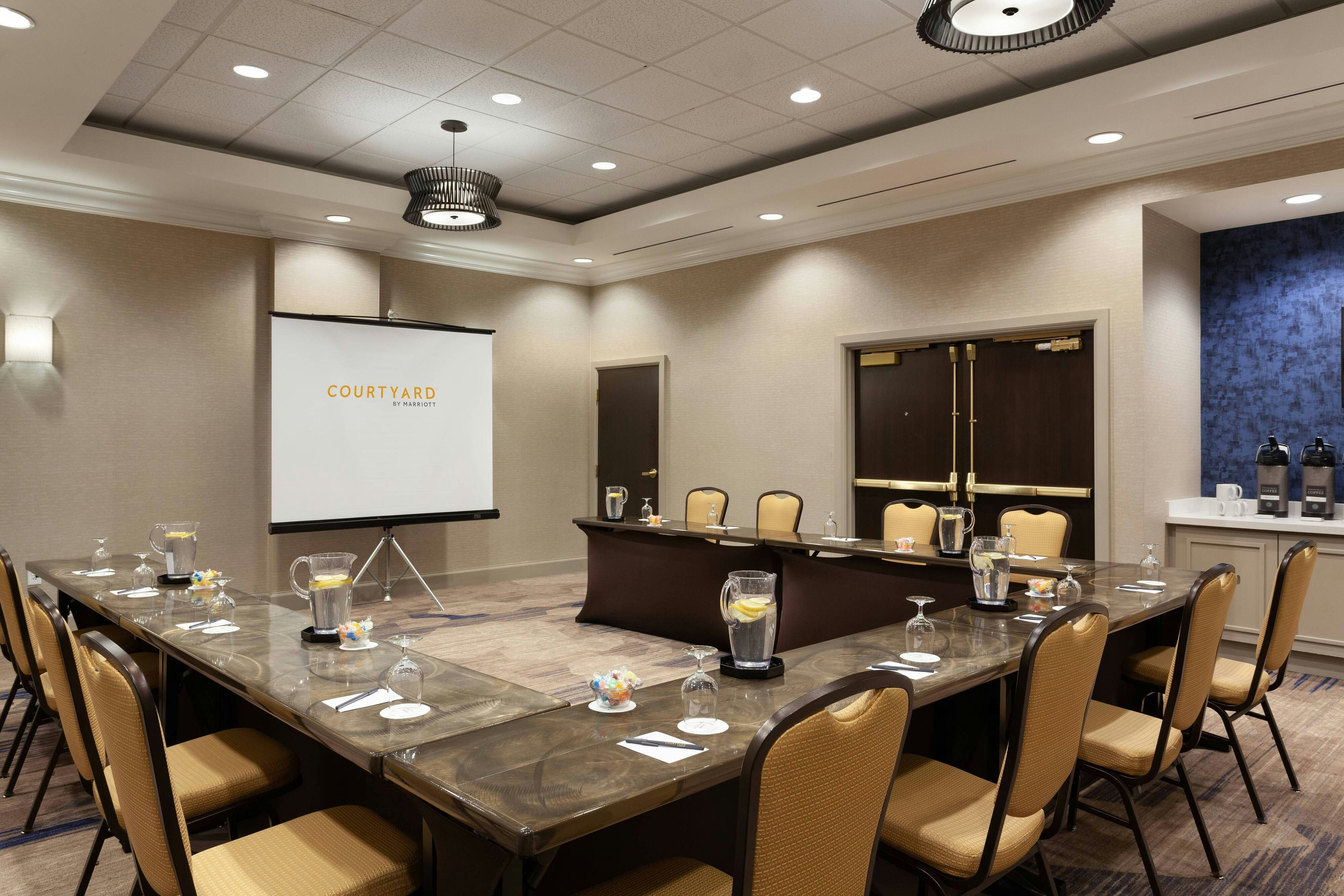 Courtyard by Marriott Orlando Lake Buena Vista in the Marriott Village 23/33