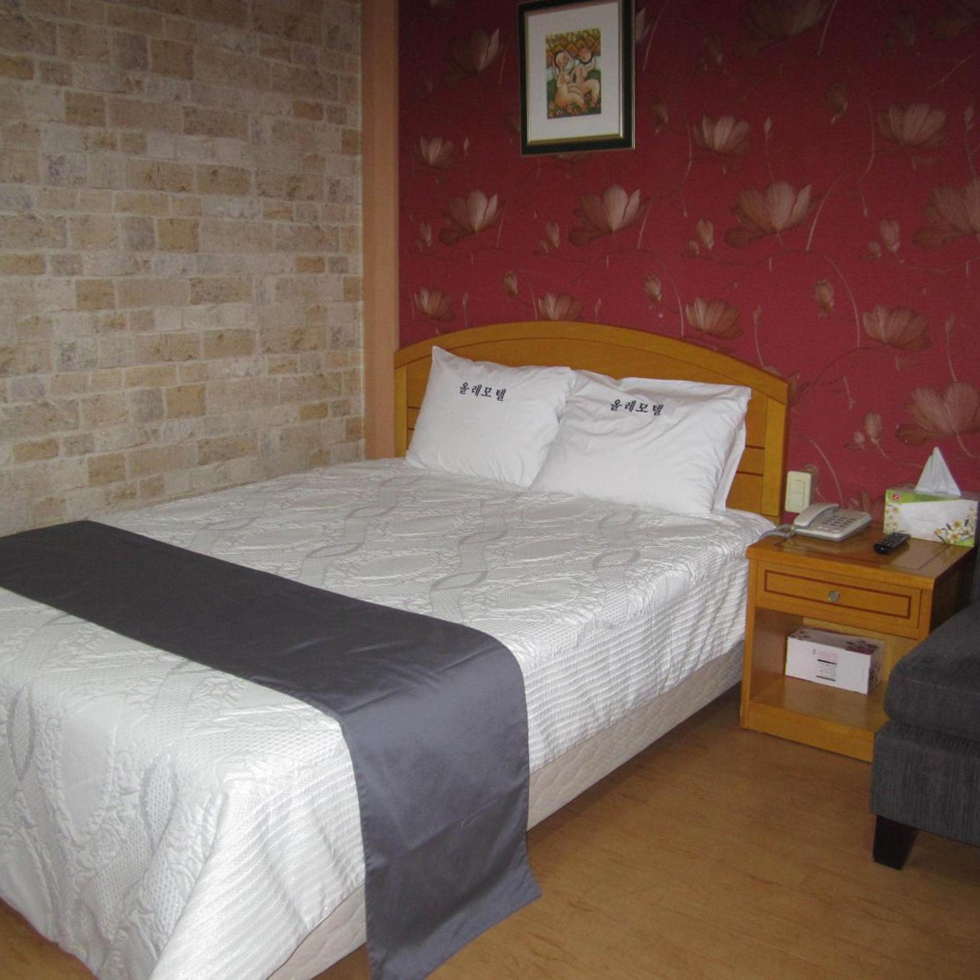 ROOM, DOUBLE BED