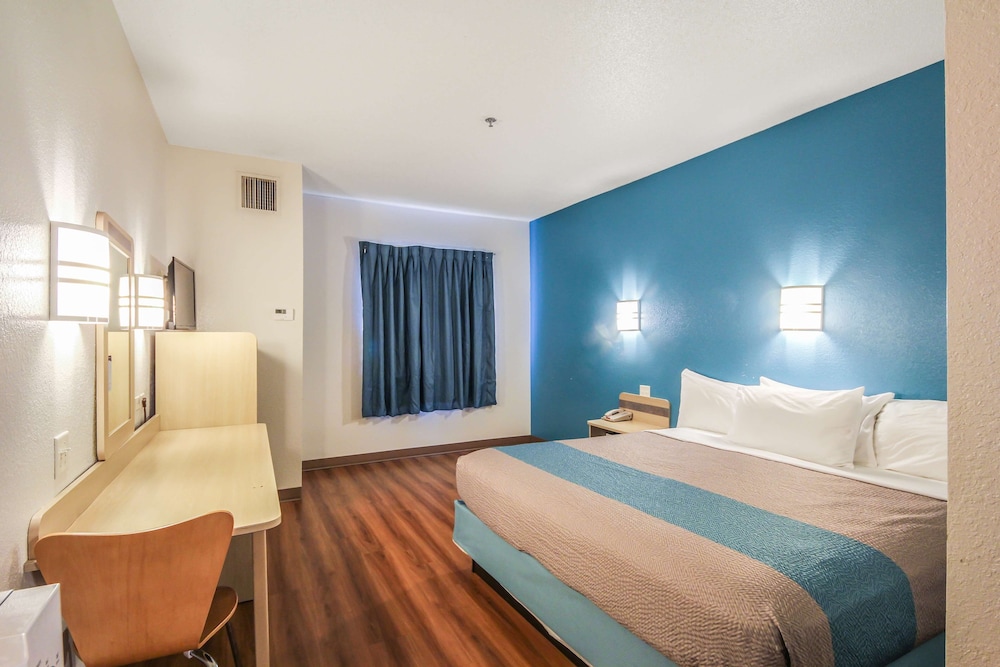 DELUXE, SUITE, KING BED