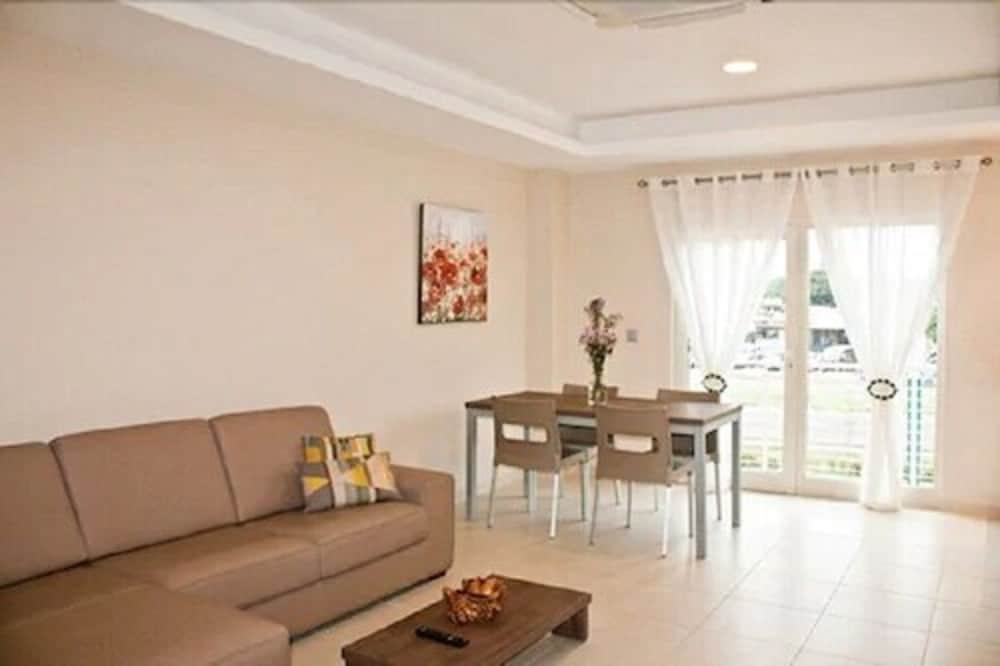 Axis Suites Hotel 20/38