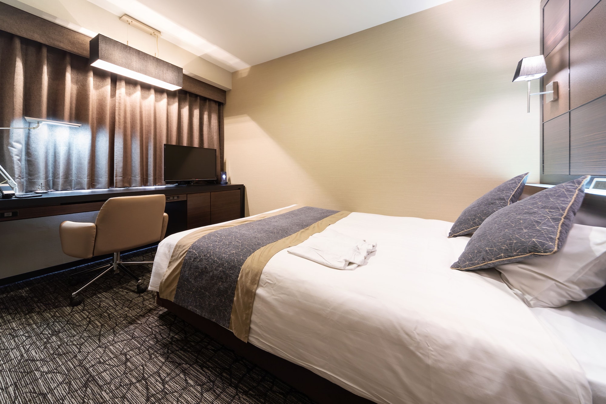 Deluxe, Queen Bed, Smoking