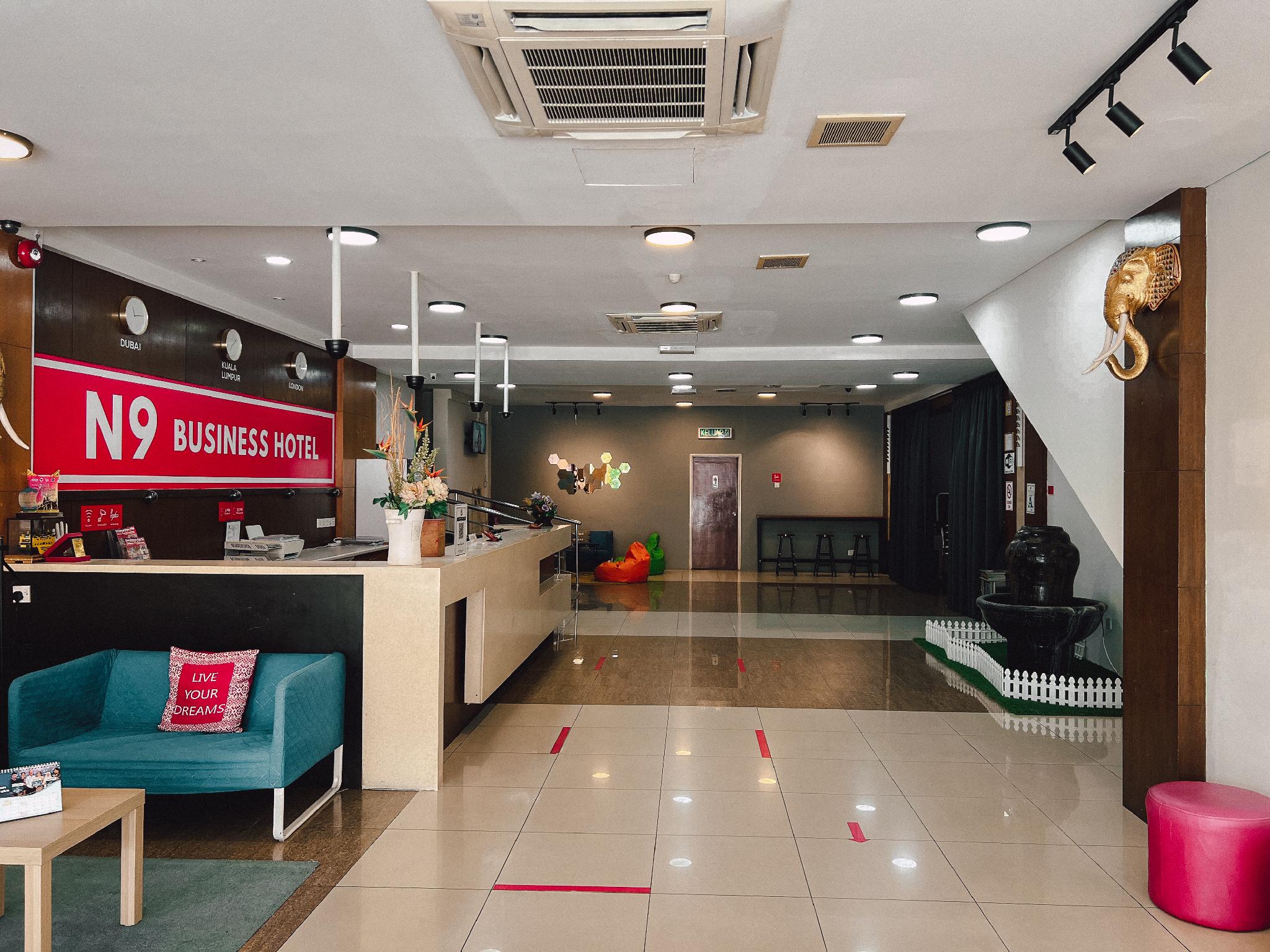 OYO 43955 N9 Business Hotel 9/27