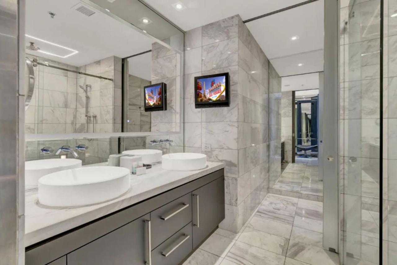 The Adele Palazzo Suite at Palms Place 22/23