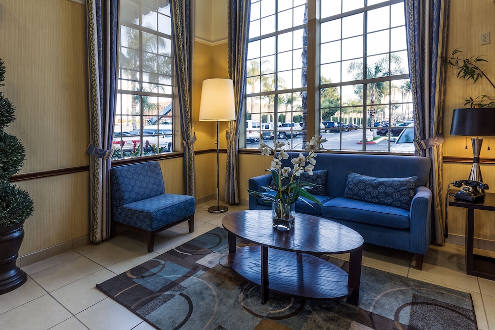 Ramada By Wyndham Costa Mesa/Newport Beach 27/38