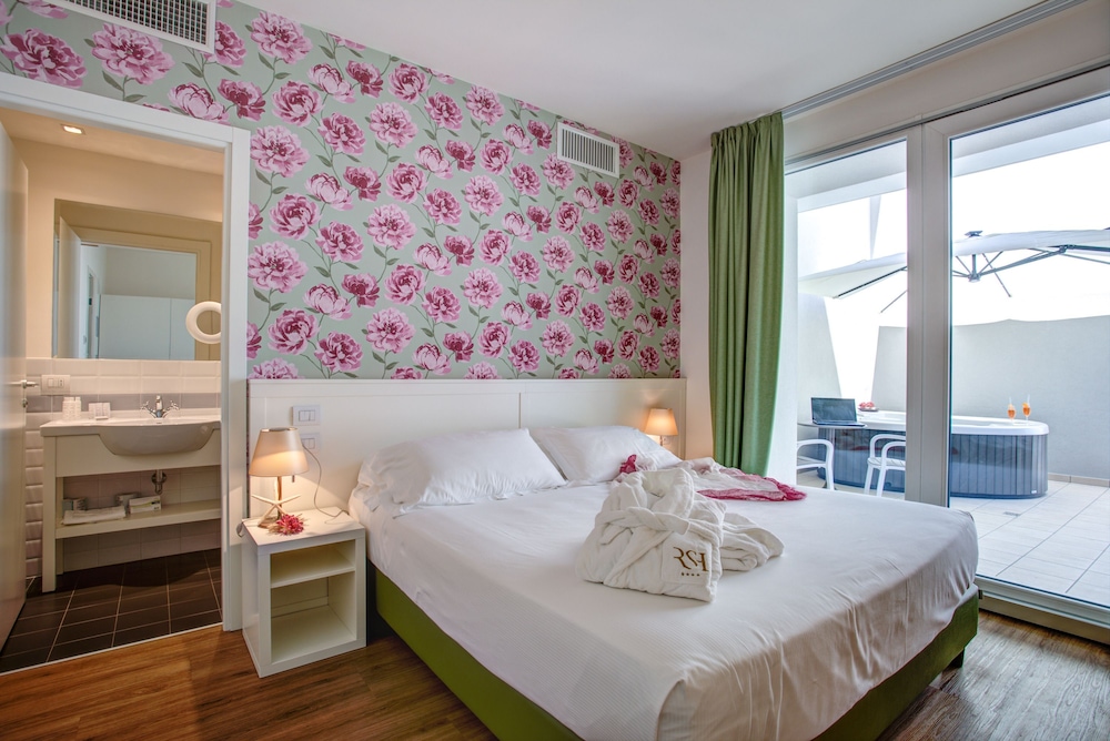 DELUXE, DOUBLE BED, HOT TUB