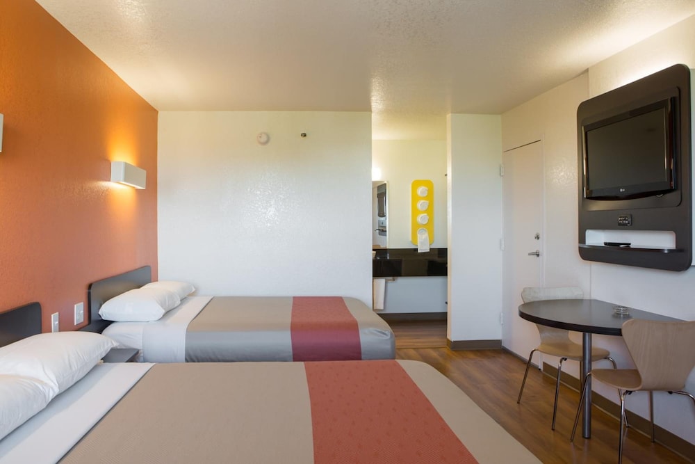 غرفة بريميوم بسريرين كوين، Motel6 Cutler Bay, FL - Miami 3/10