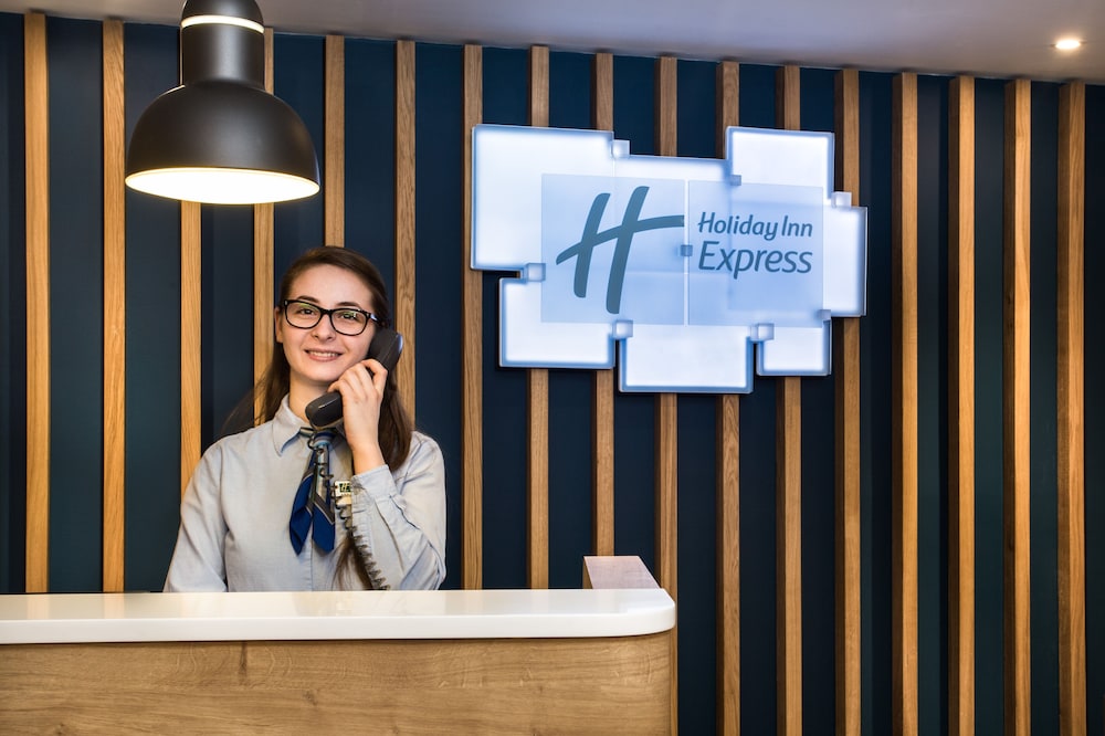 Holiday Inn Express Watford Junction 28/68