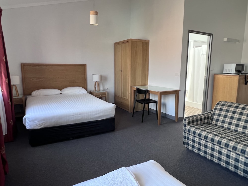 SPA VILLAGE TRAVEL INN 11/41