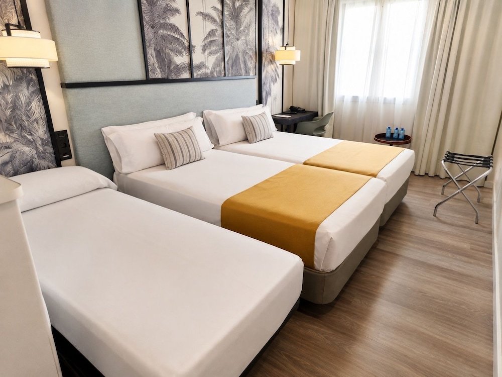 Room, 2 Double Beds, with Extra Bed