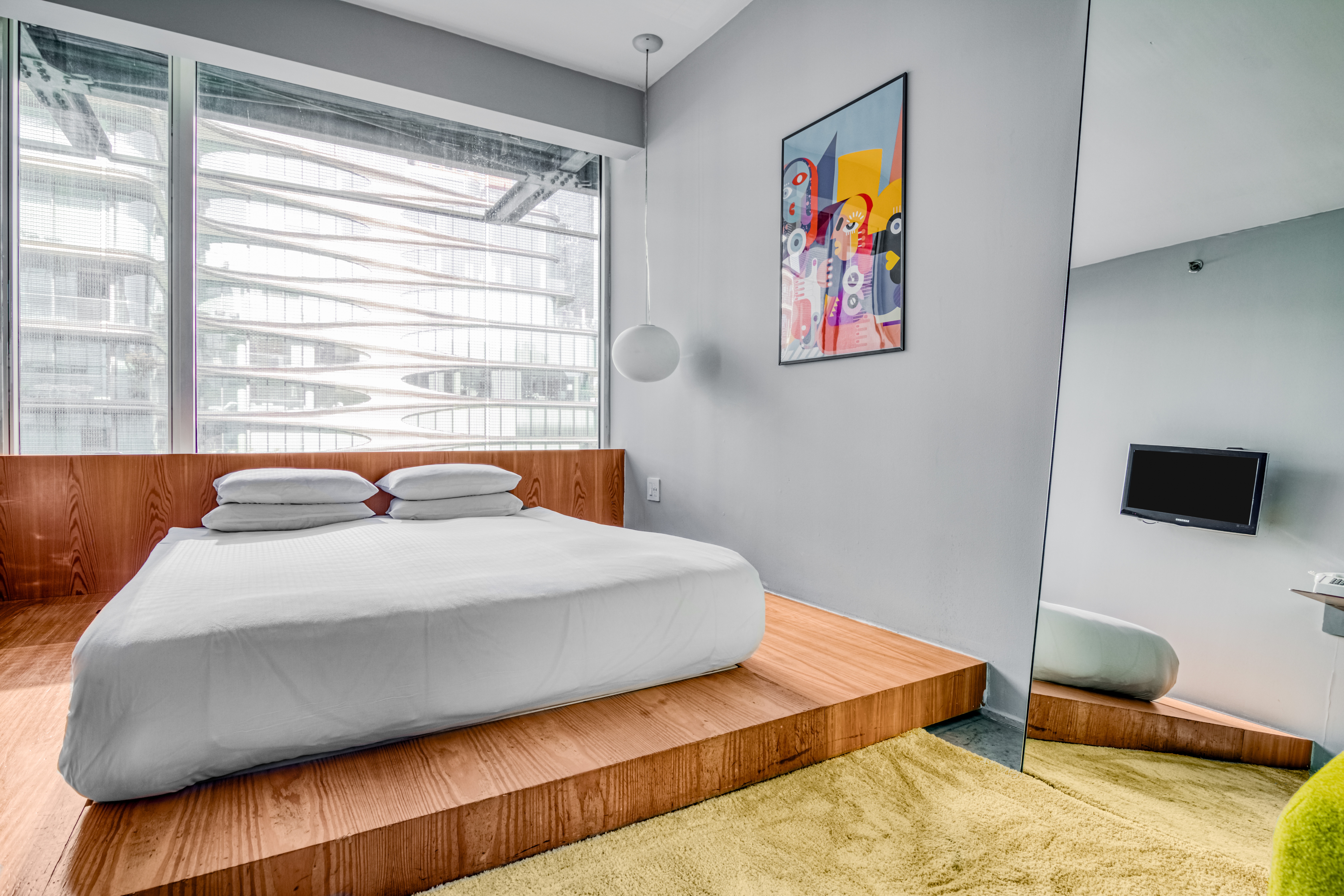 SUITE, QUEEN BED