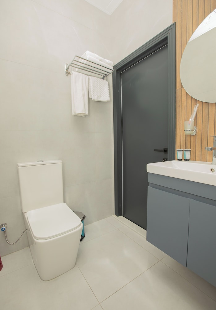 Twelve Inn Hotel 38/40