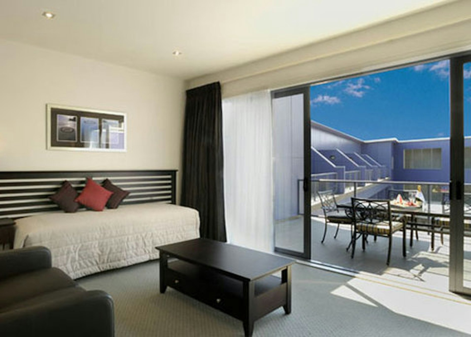 Emerald Hotel 30/45