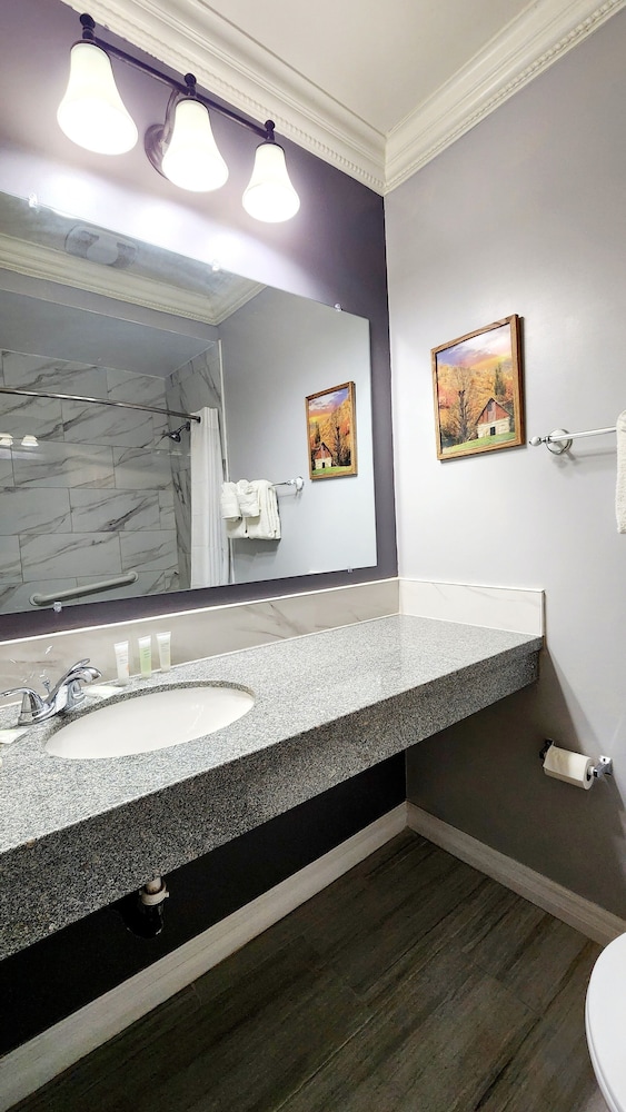 Santa Paula Inn 53/56