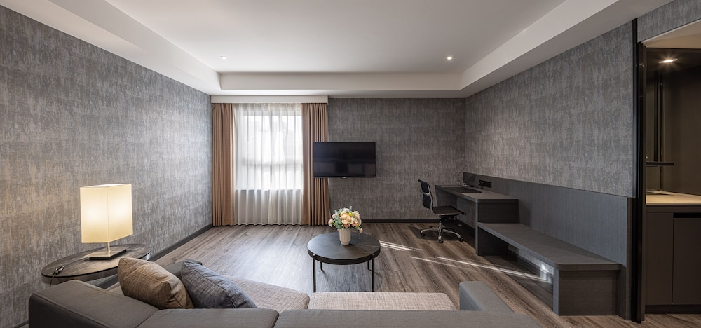 Lakeshore Hotel Metropolis I 45/52