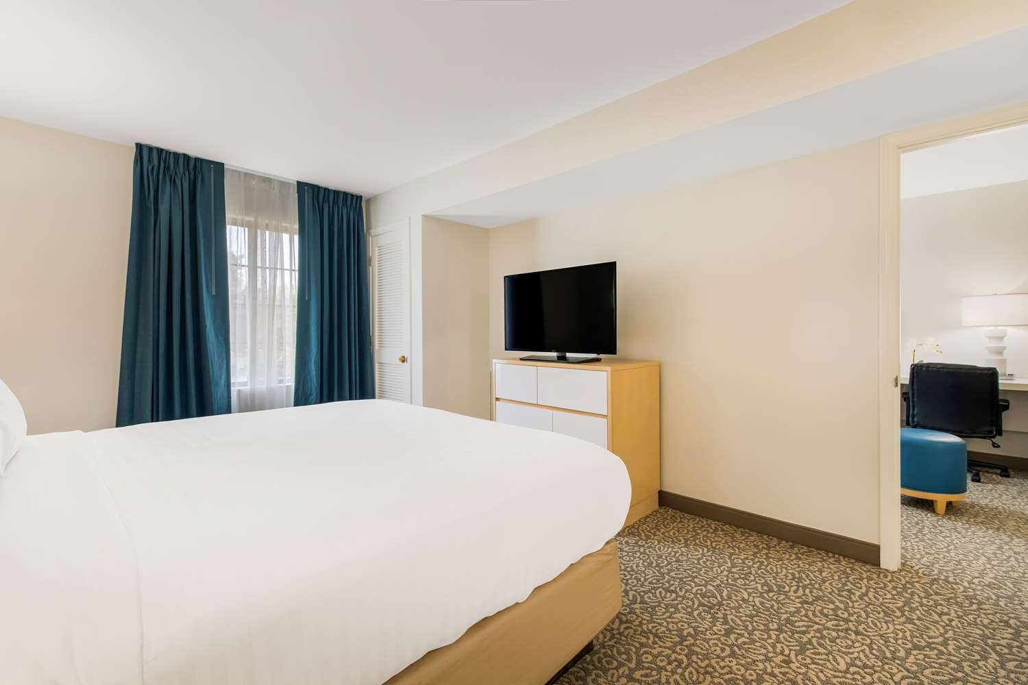 1 BEDROOM, SUITE, KING BED
