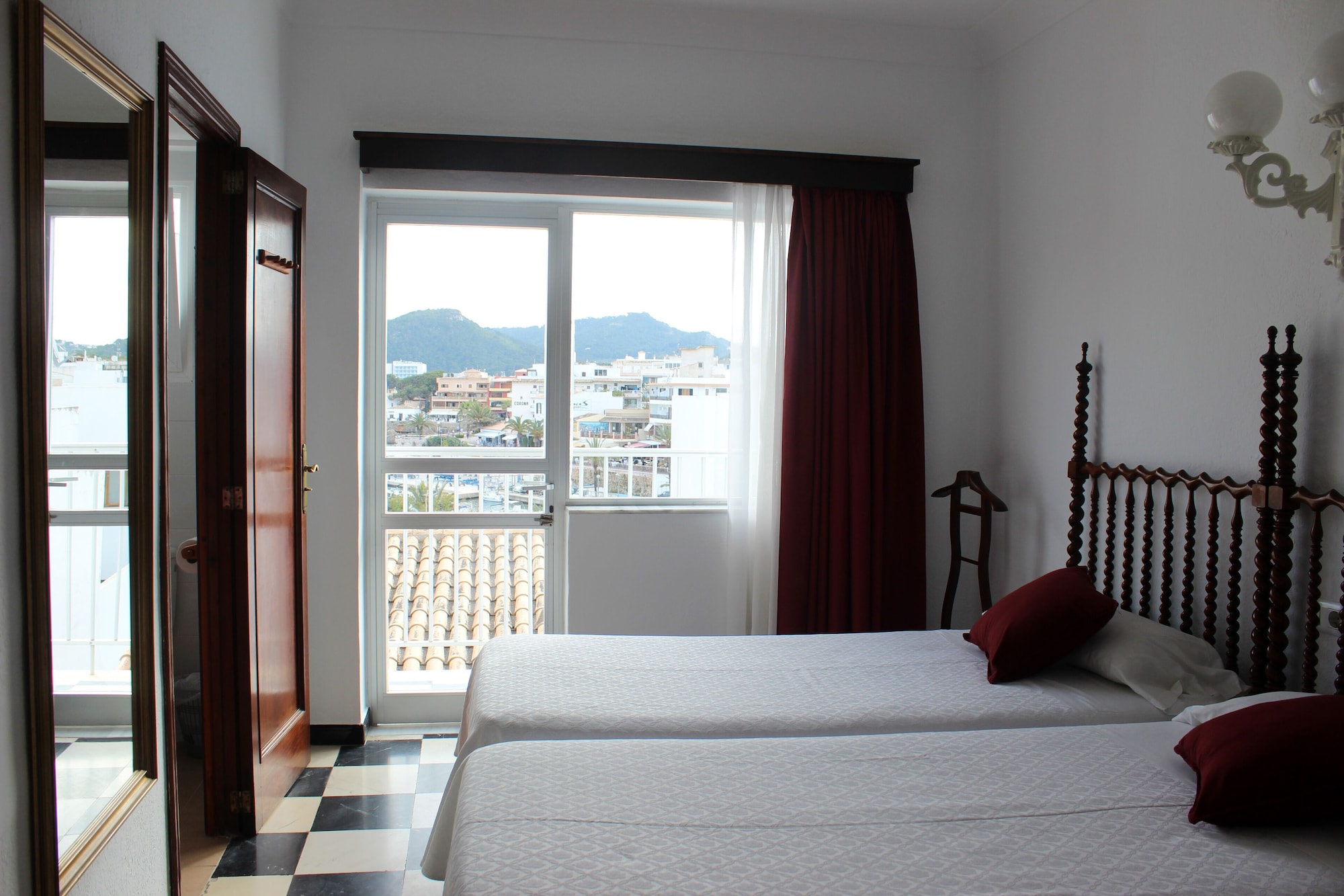 ROOM, SINGLE