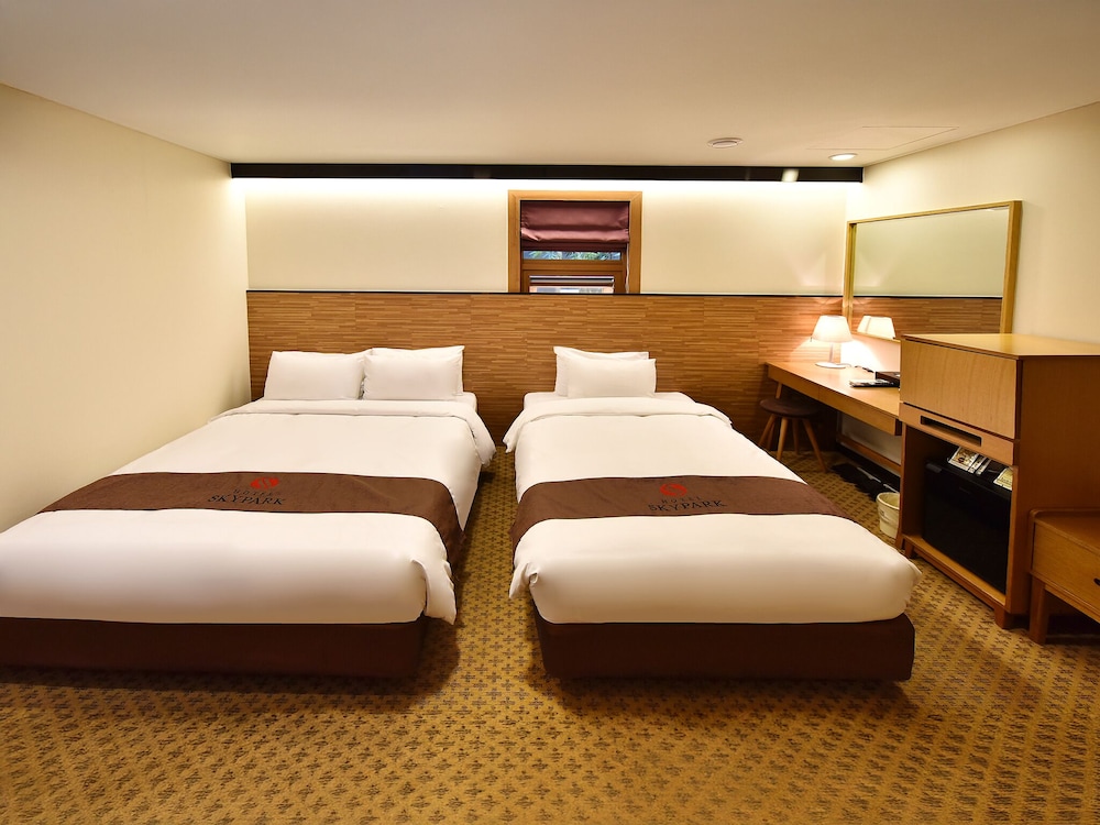 Compact, Deluxe, Twin Beds, 1 Double and 1 Single Bed