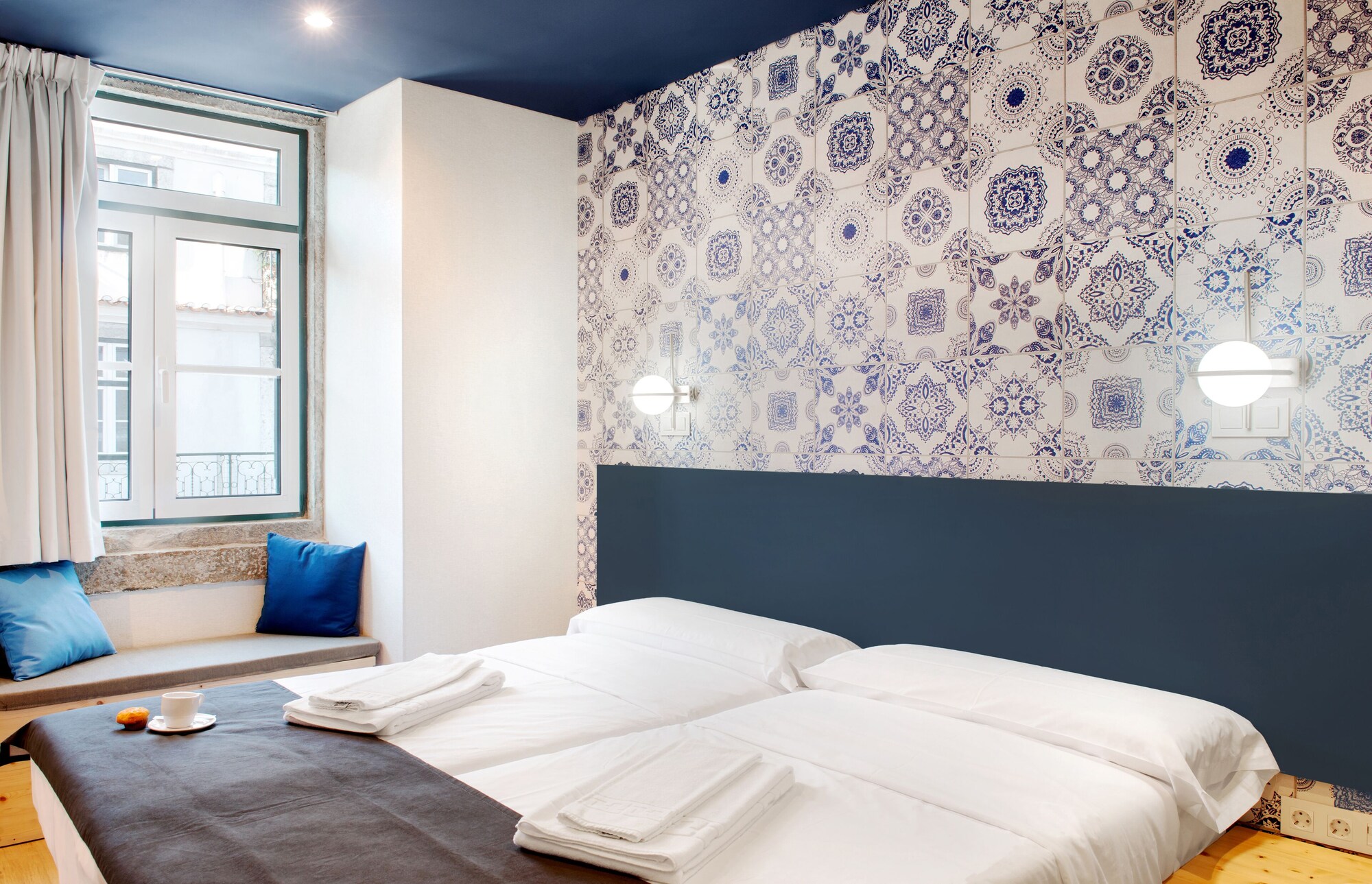 ROOM, TWIN BEDS