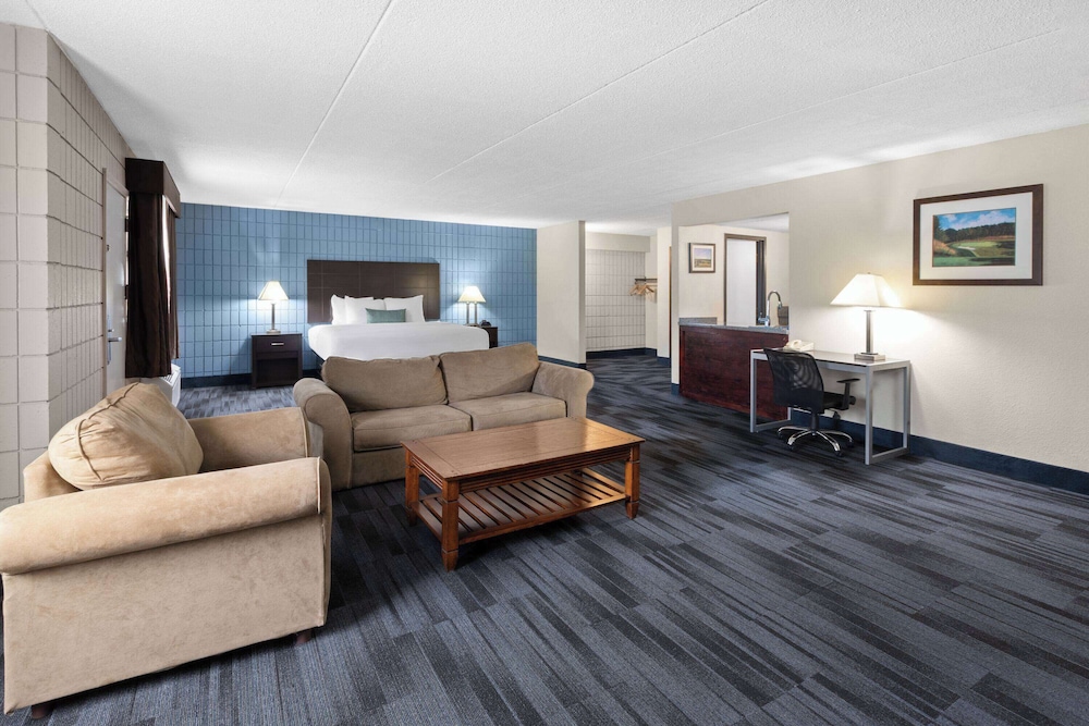 Baymont Inn and Suites by Wyndham Farmington, MO 40/62