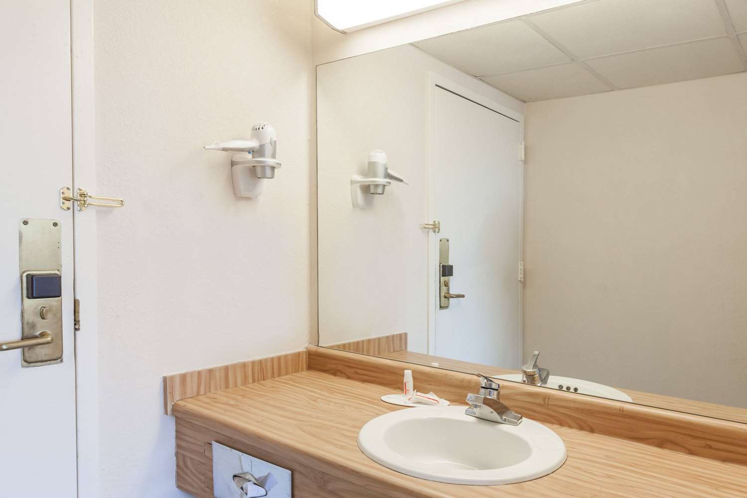Days Inn by Wyndham Syracuse 9/10