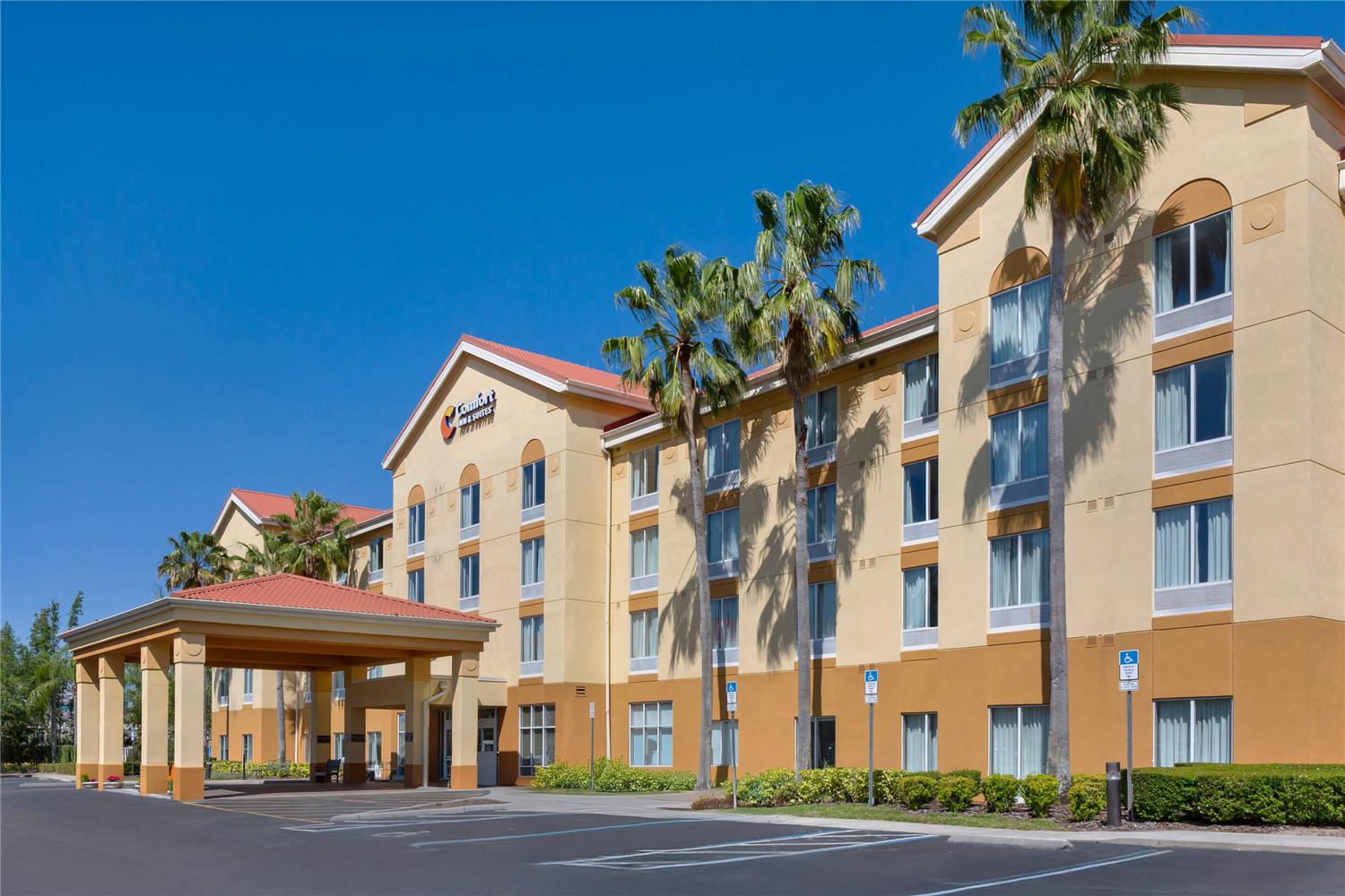 Comfort Inn & Suites Orlando North 24/25