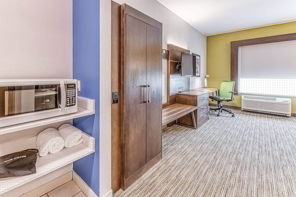 Holiday Inn Express Suites Rantoul 18/76