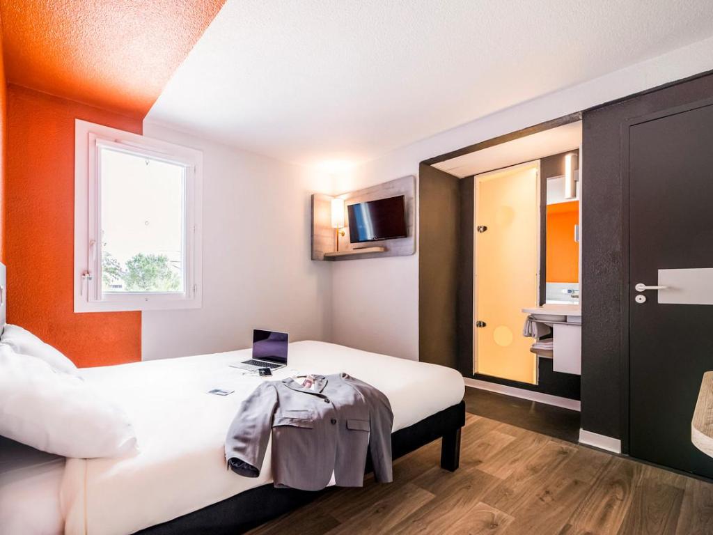 ROOM, SINGLE, TWIN BEDS, BUNK BED