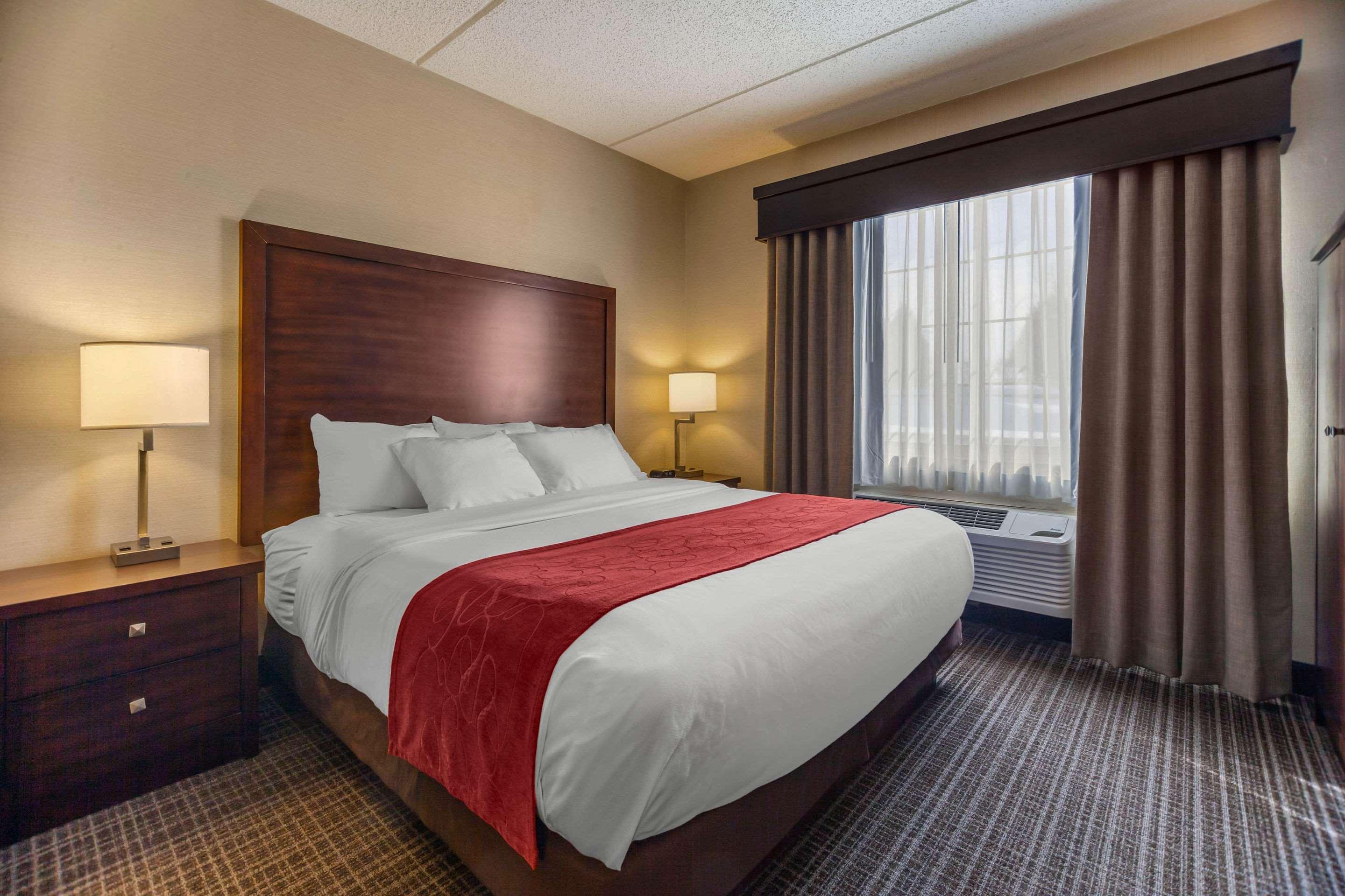 SUITE, KING BED, ACCESSIBLE