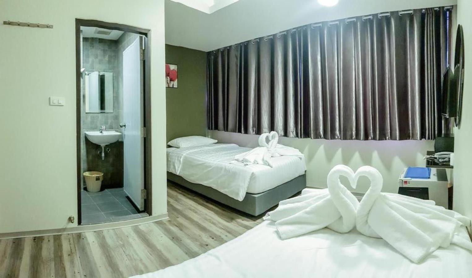 DELUXE, TWIN BEDS
