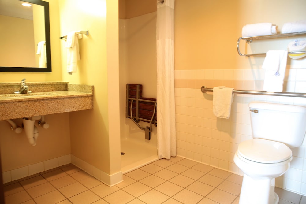 American Inn and Suites Peosta, IA 5/35