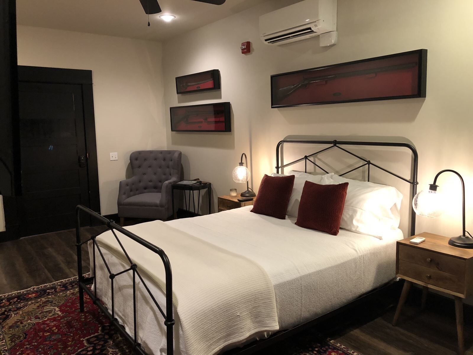 Deluxe, Single, King Bed, No Window