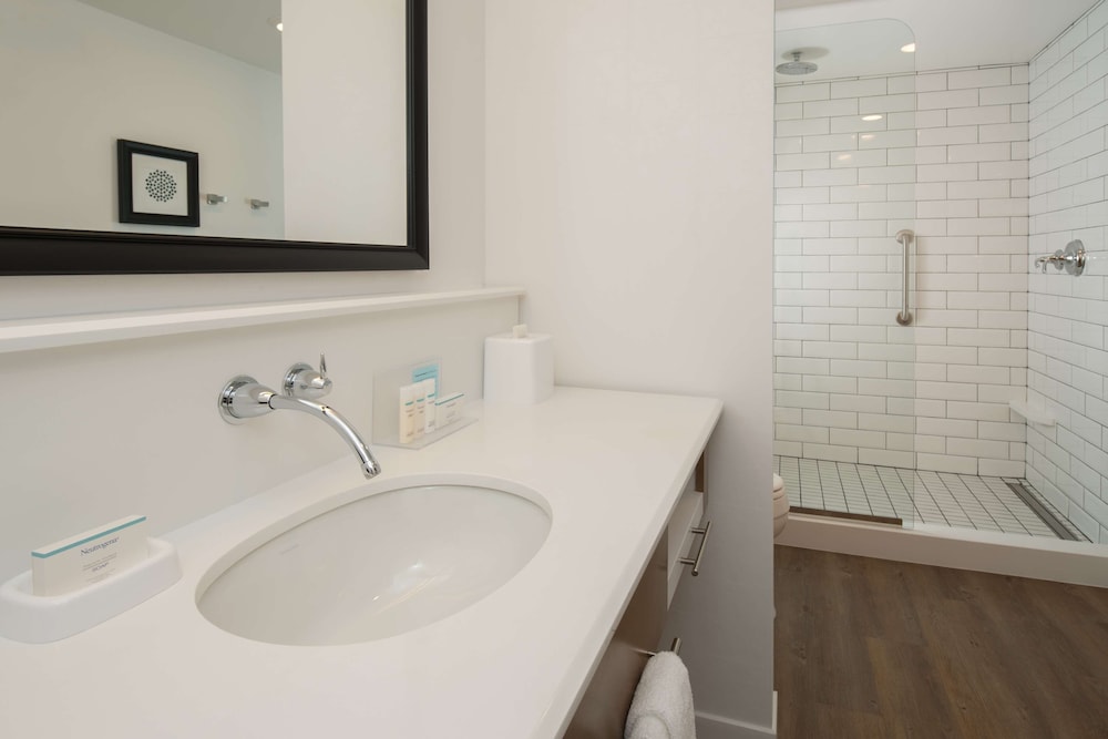 Hampton Inn and Suites by Hilton Portland-Pearl District 10/48