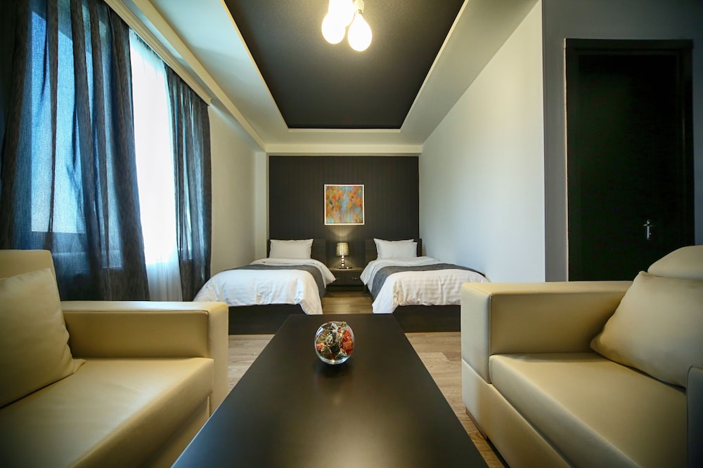 Continental Hotel 16/34