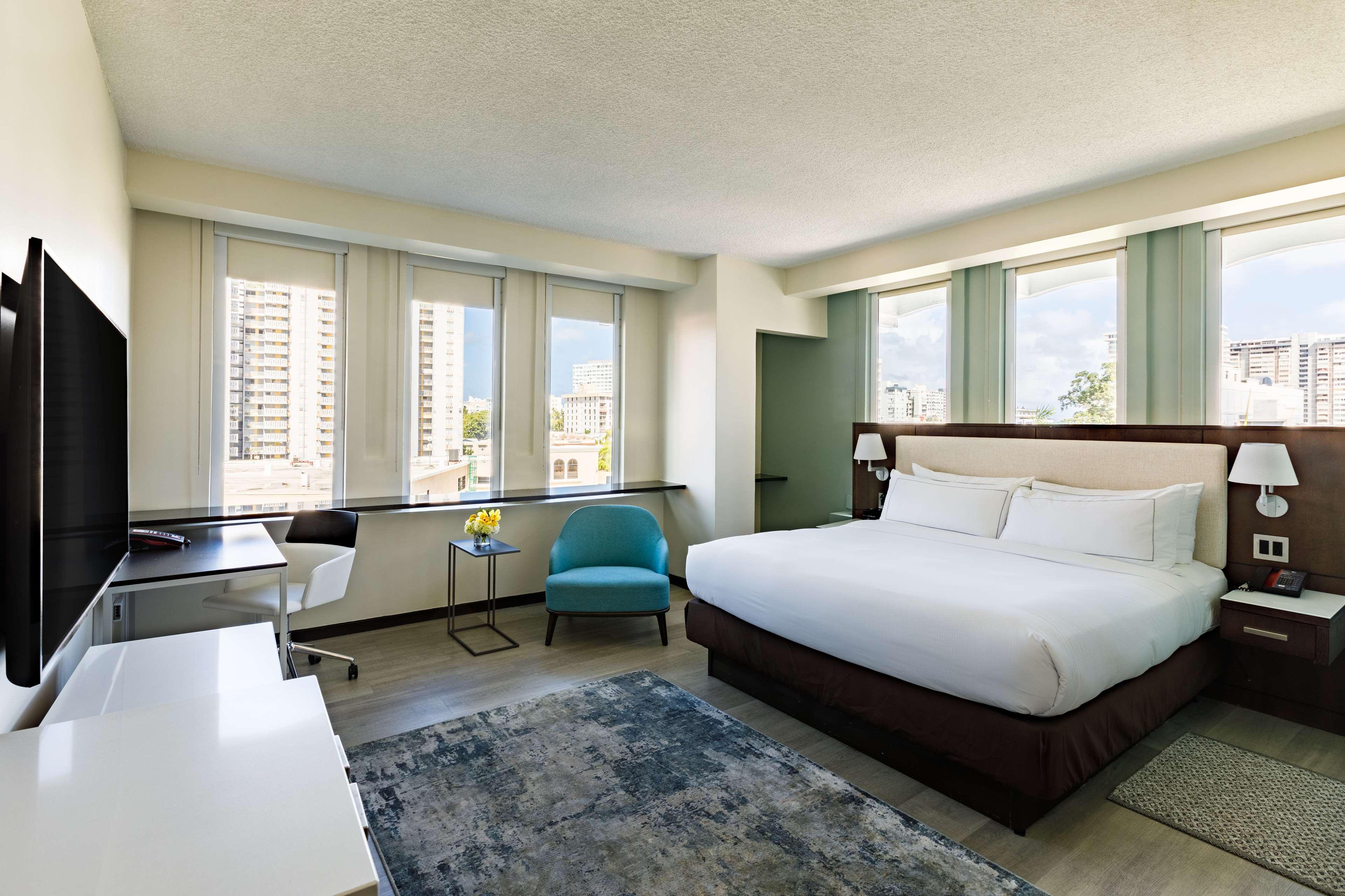 ROOM, KING BED, CORNER, ACCESSIBLE