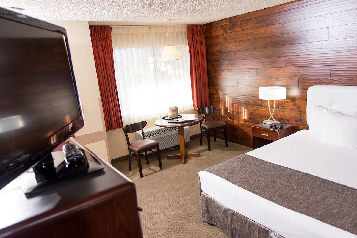 Lodge, King Bed