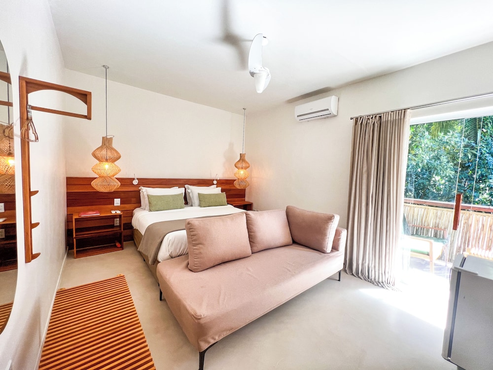 ROOM, DOUBLE OR TWIN BED