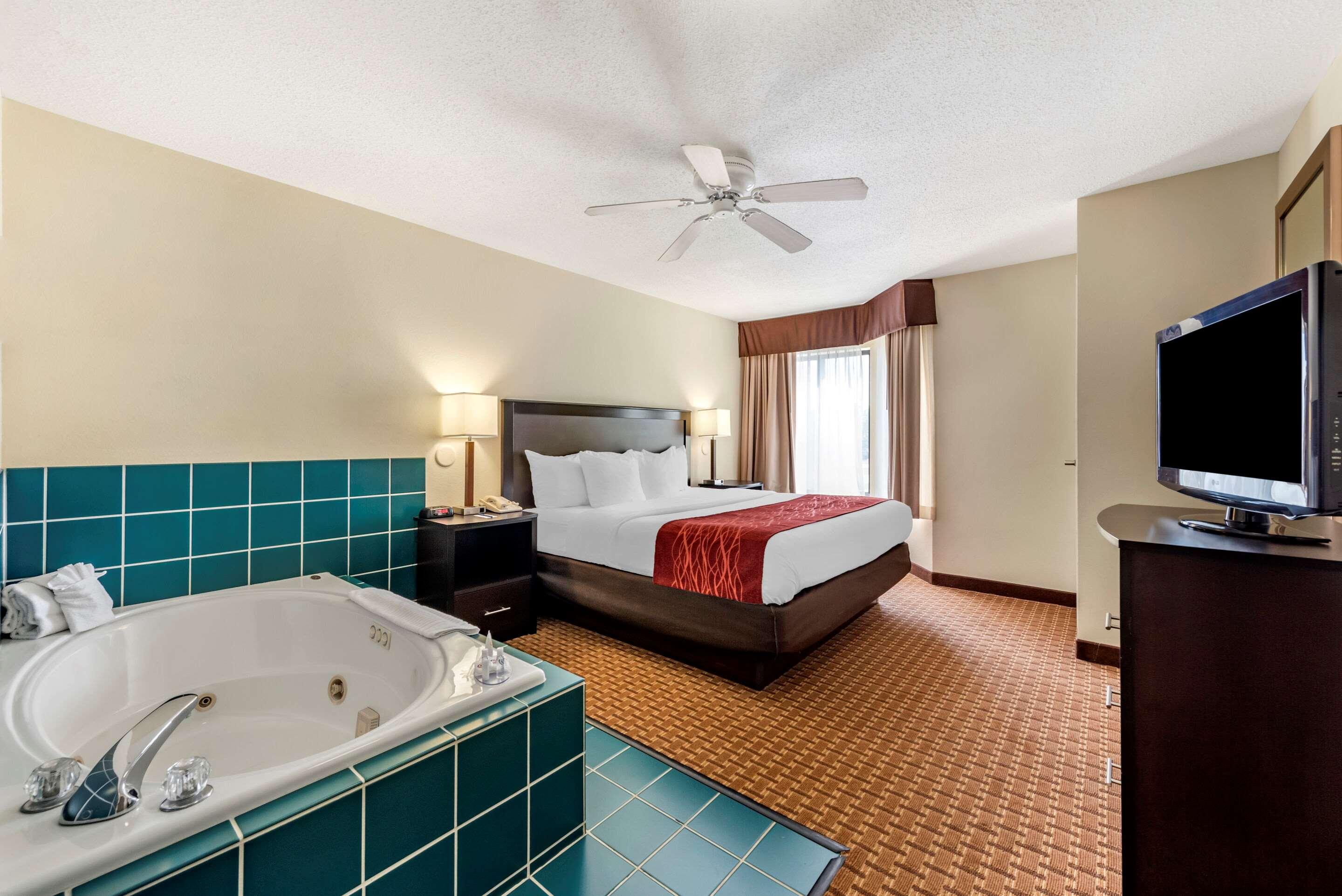 جناح، Comfort Inn & Suites Warsaw near US-30 2/2
