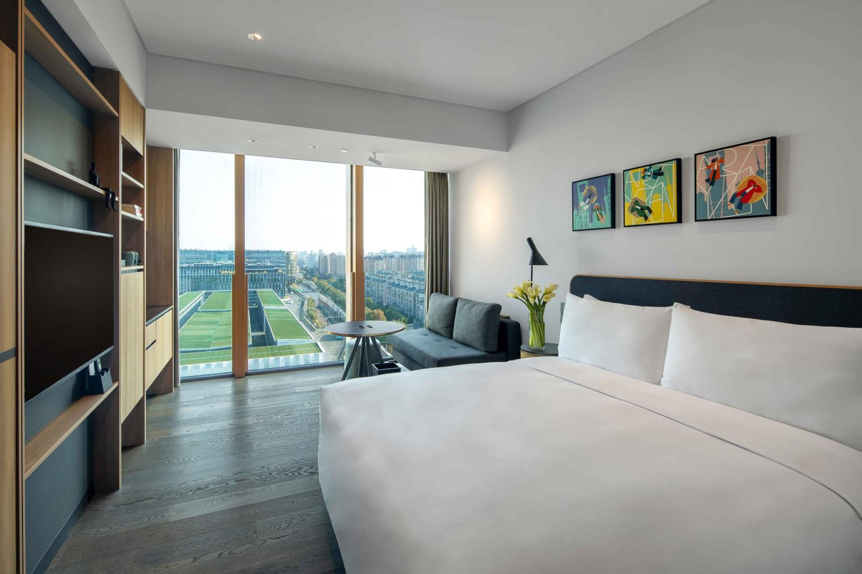 DELUXE KING ROOM