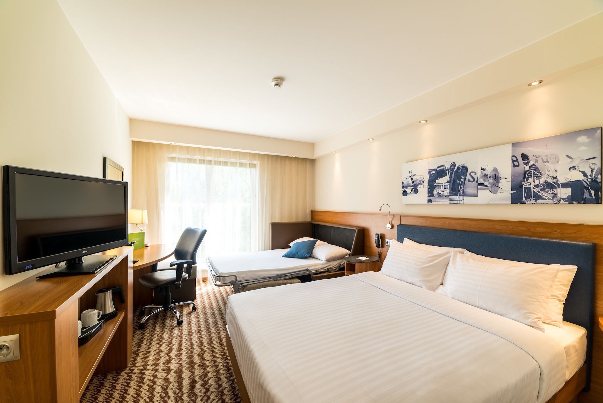 ROOM, QUEEN BED, SOFA