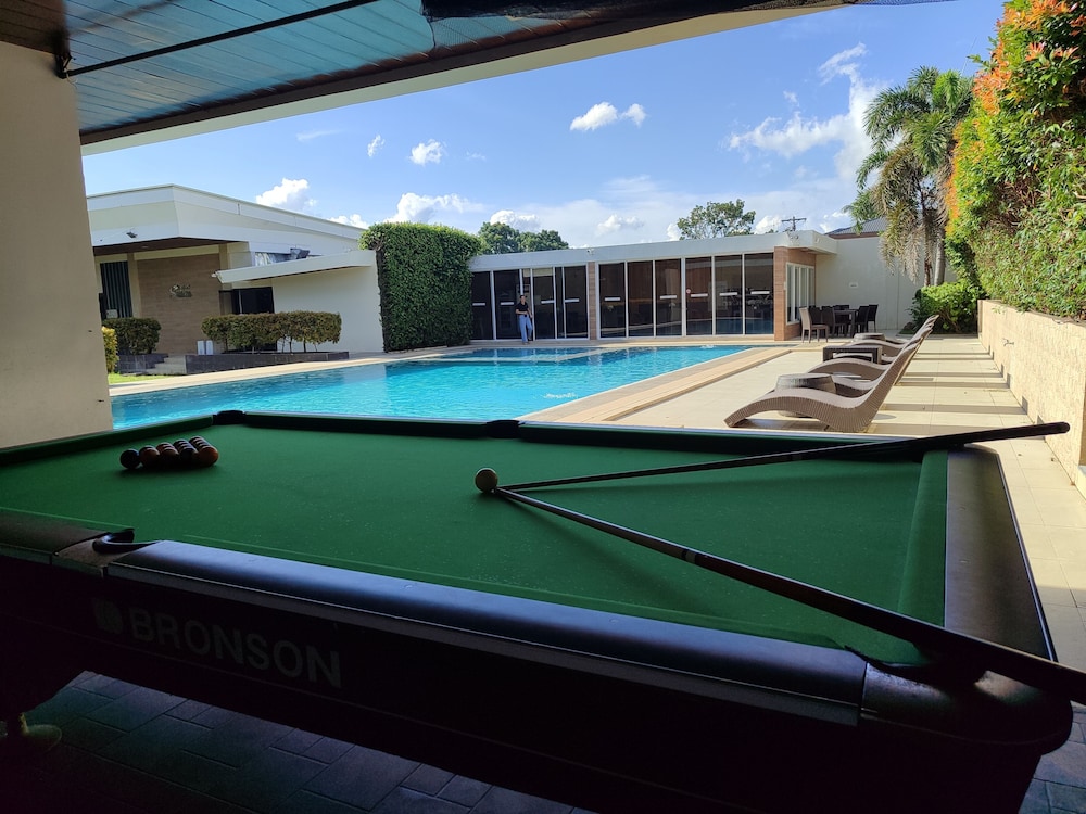 Holiday Suites Hotel Amp Resort 28/50