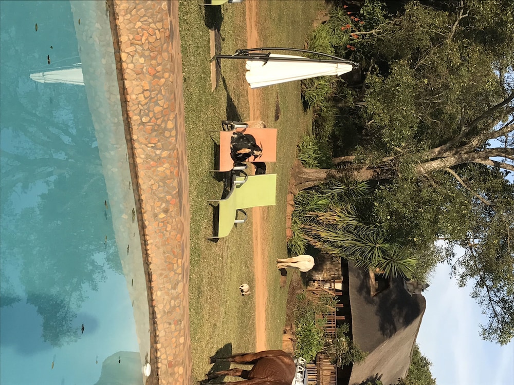Caracal Lodge 32/36
