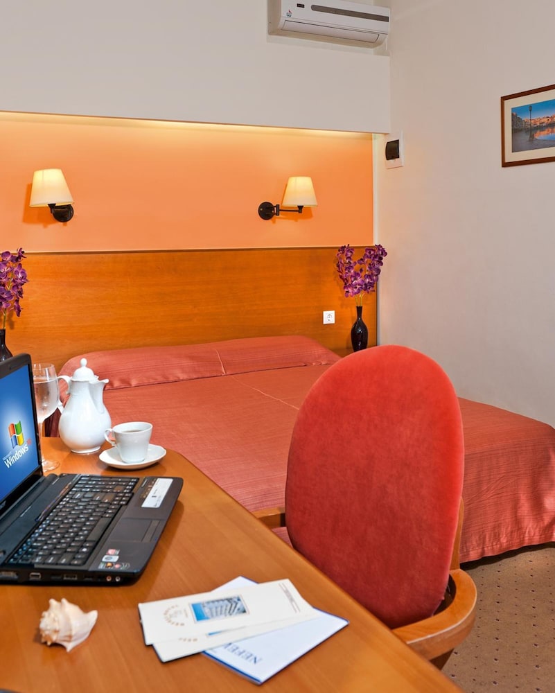 Nefeli Hotel 24/68