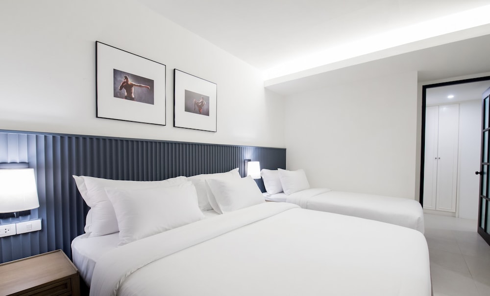 ONE BEDROOM SUITE POOL FACING