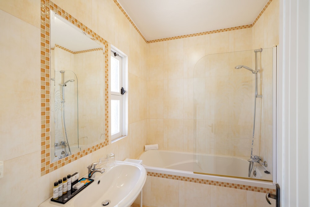 3 Bedrooms, Town House, 1 Queen and 4 Single Beds