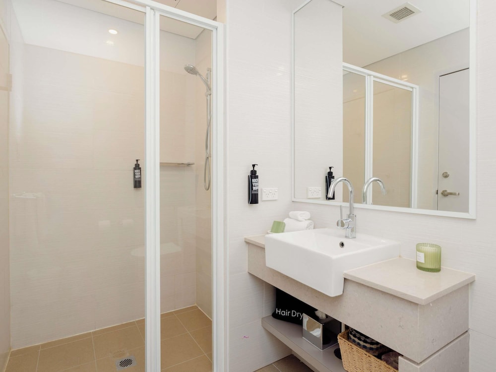Ibis Styles The Entrance 50/50