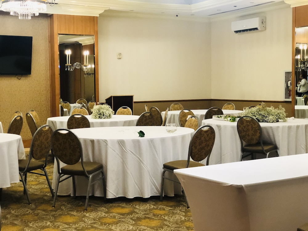 Hotel Executive Suites 49/57