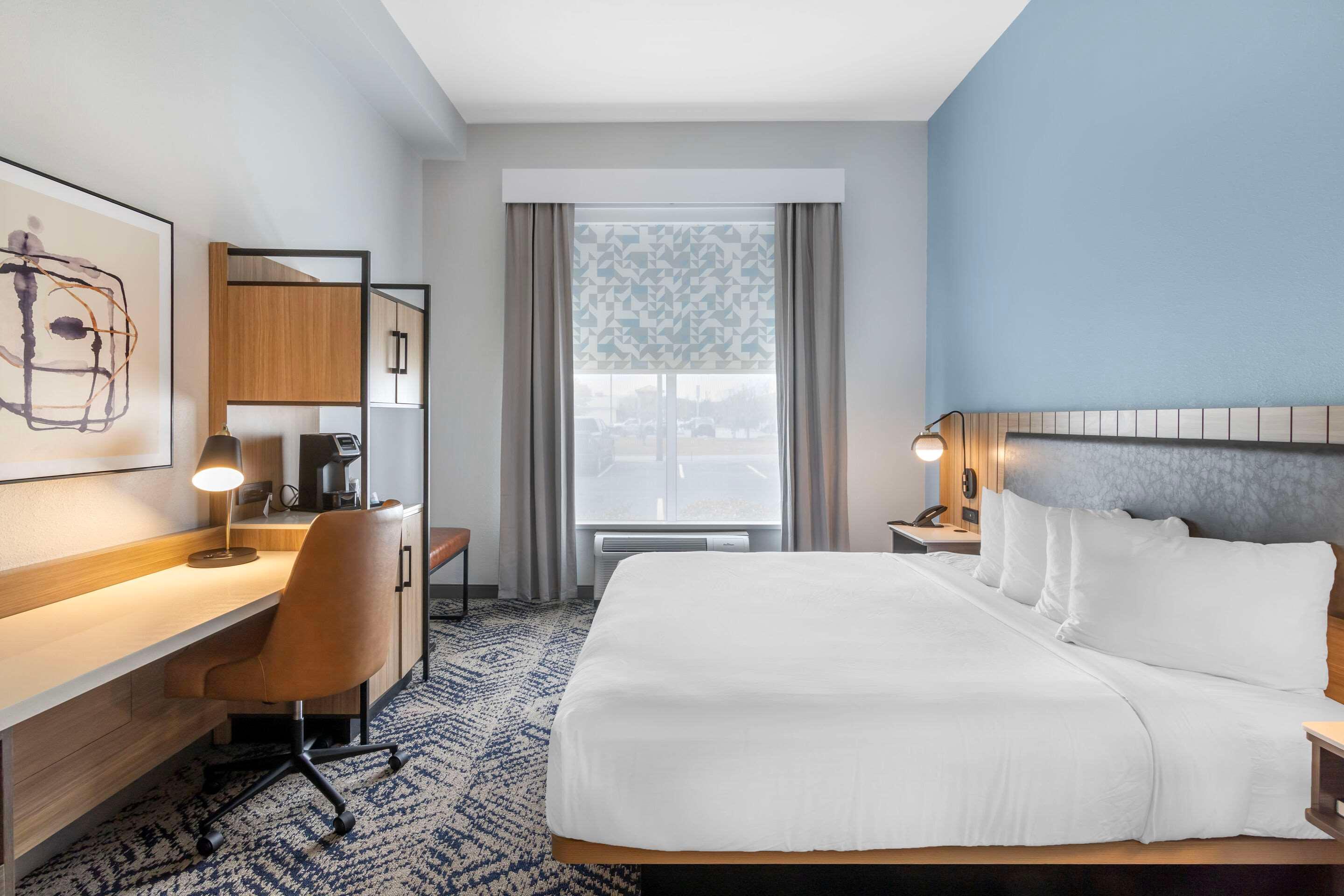 SUITE, KING BED, ACCESSIBLE