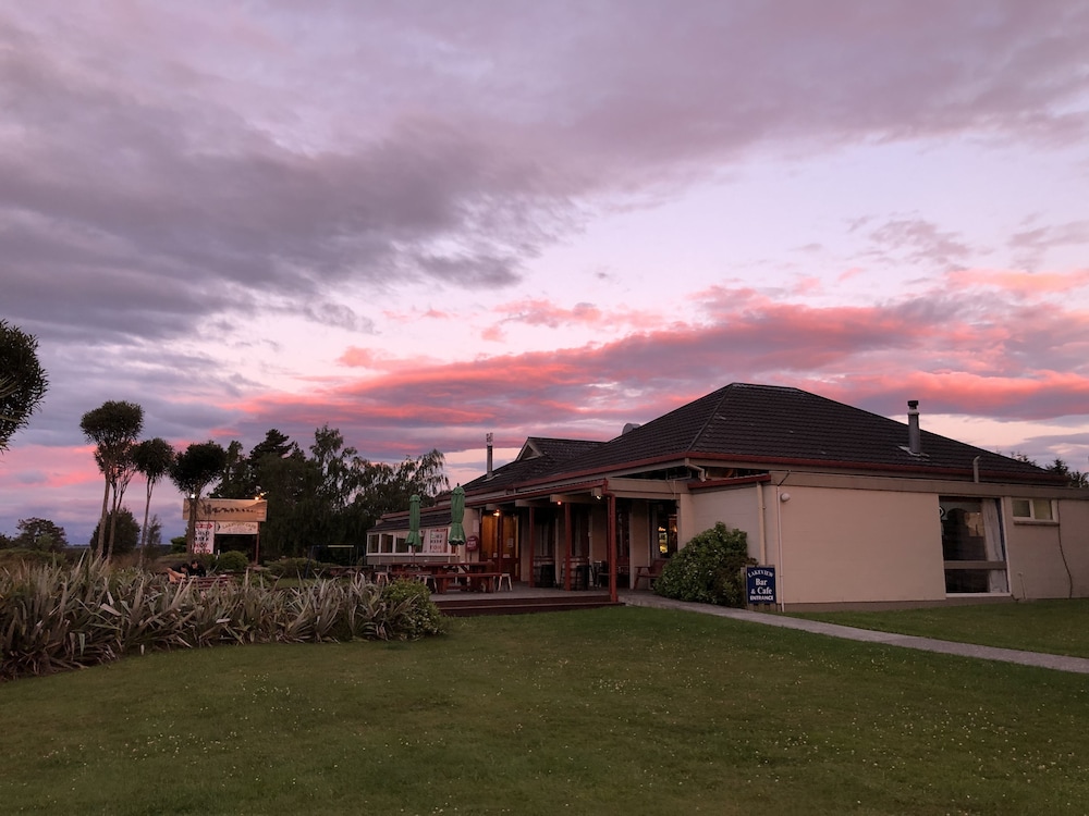 MANAPOURI LAKEVIEW MOTOR INN 65/69