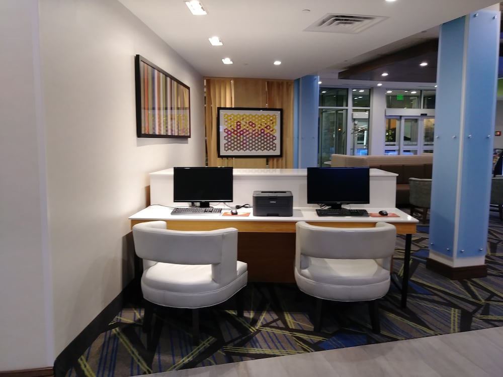 Holiday Inn Express and Suites Dallas Northeast Arboretum, an IHG Hotel 45/49