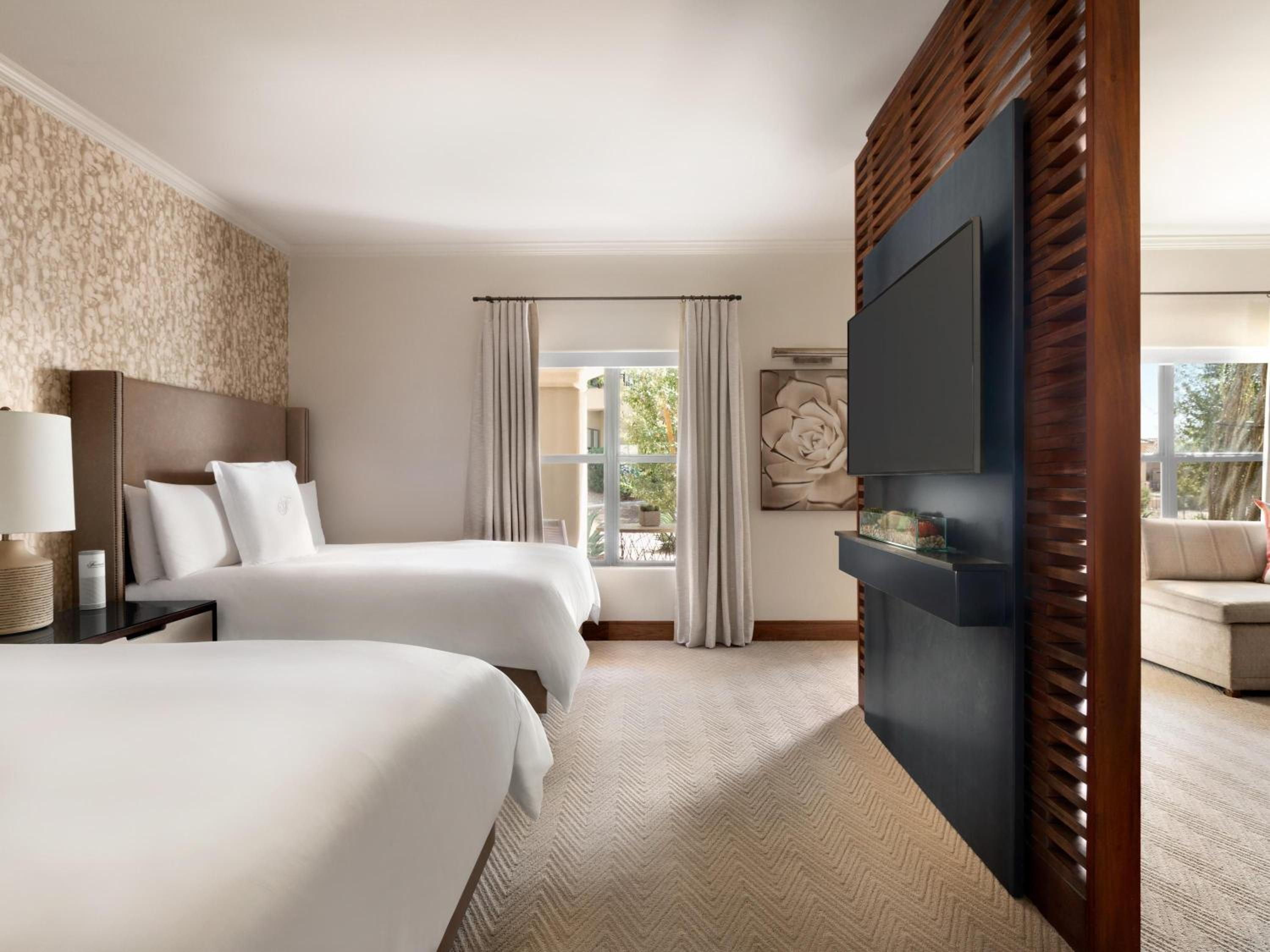 Fairmont Gold, Junior Suite, 2 Queen Beds, Balcony or Patio, Sofa, Bathtub